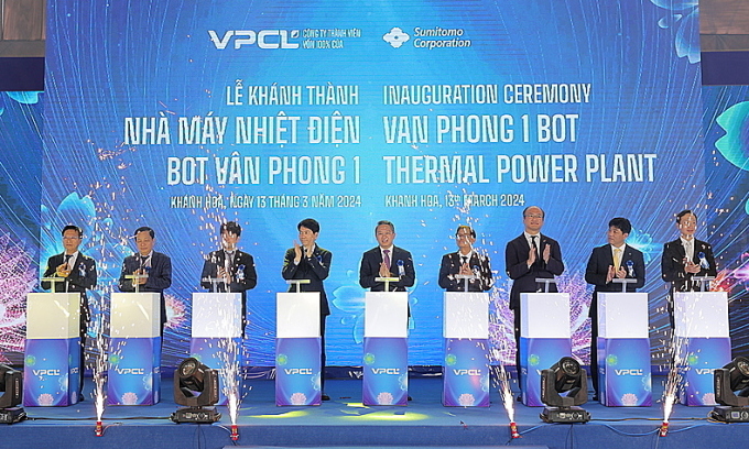 L&atilde;nh đạo Trung ương, địa phương v&agrave; đại diện chủ đầu tư kh&aacute;nh th&agrave;nh nh&agrave; m&aacute;y.